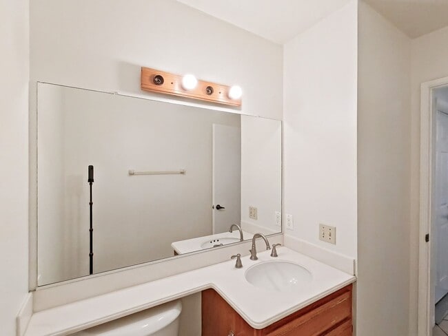 Building Photo - Lakeview Townhouse - 2 Bed / 1 ½ Bath