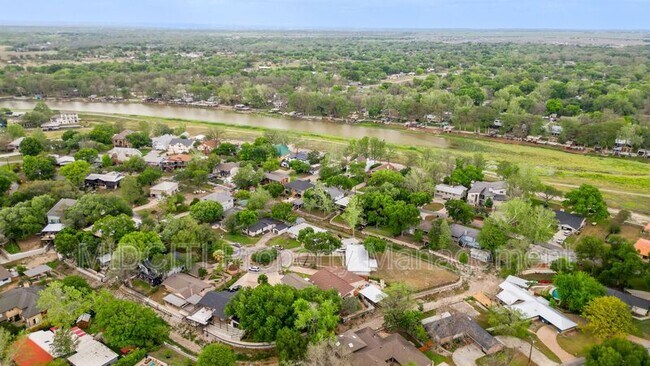Building Photo - 156 Trelawney St