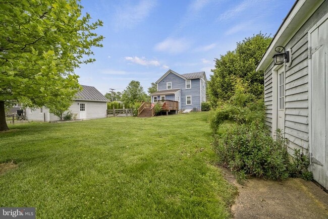 Building Photo - 705 Dranesville Rd