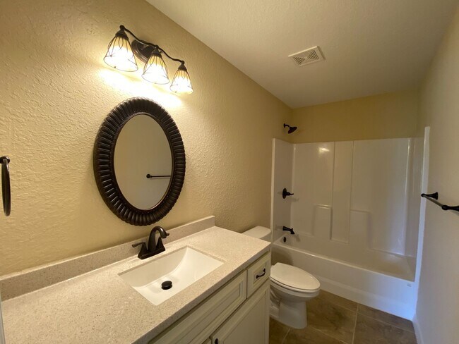 Building Photo - Desirable SE Ocala Neighborhood 3/2/1 **WON"T LAST**