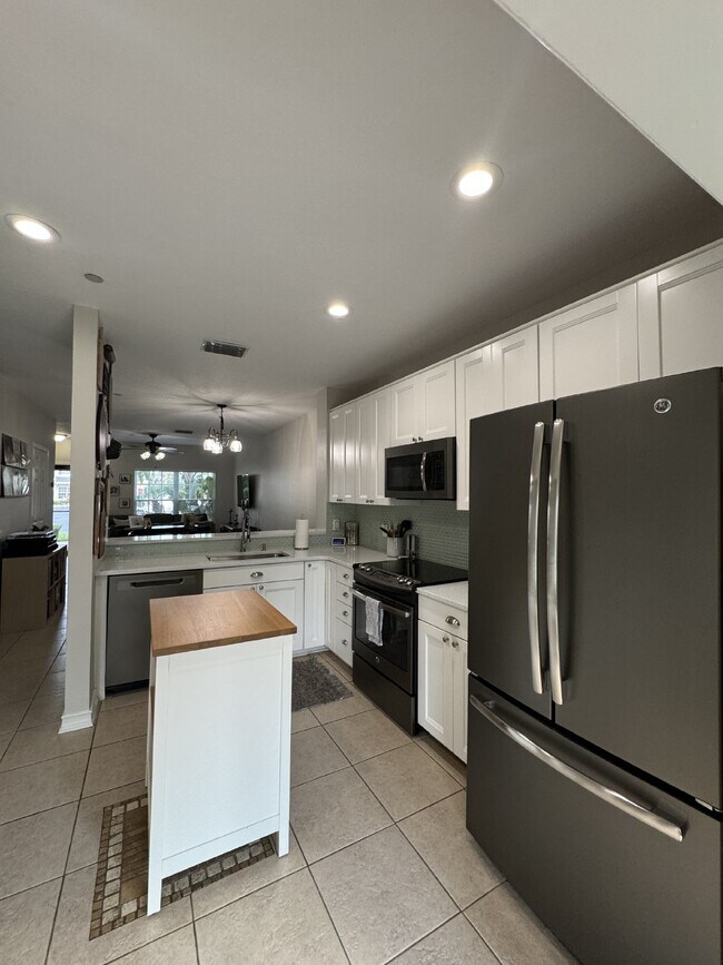 Building Photo - "Charming 2-Bed Home"