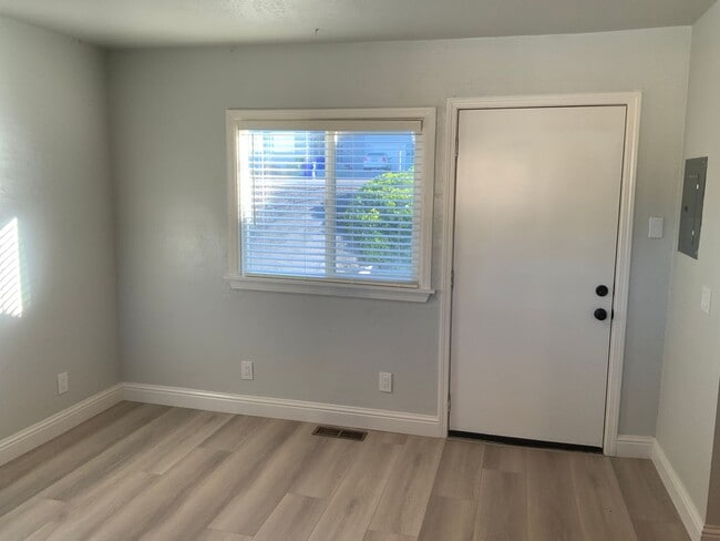 Building Photo - Beautifully remodeled 3 bedroom 2 bath Pin...