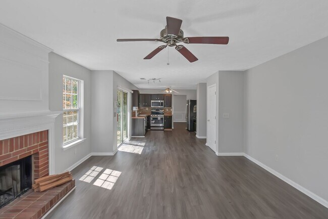 Building Photo - Spacious and inviting