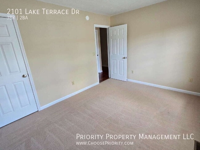 Building Photo - 2101 Lake Terrace Dr