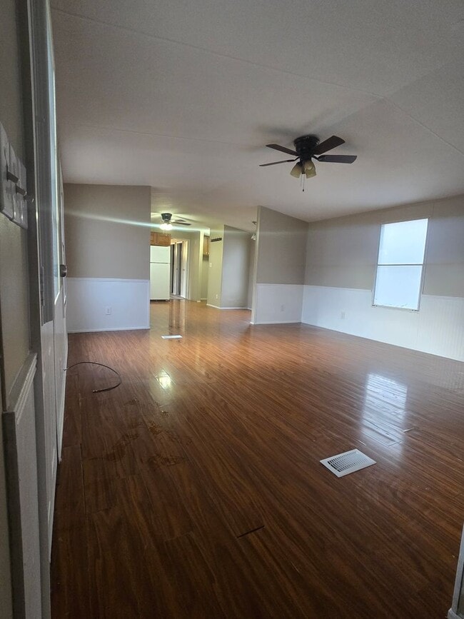 Building Photo - 3 bedroom, 2 bath Mobile Home in Yorktowne