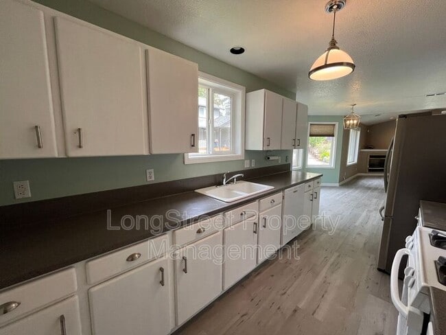 Building Photo - 523 SE 59th Ct