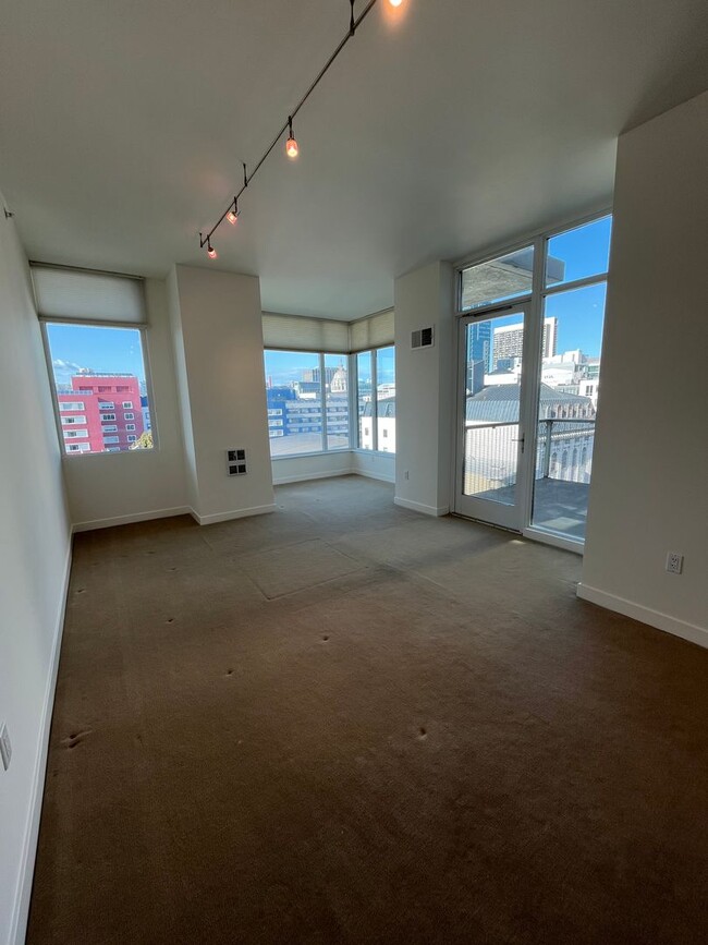 Building Photo - Beautiful top floor 1BD/1BA unit in the Hayes