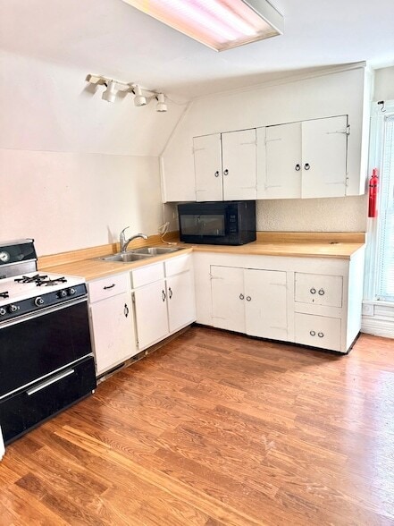 Building Photo - 674 St Charles St