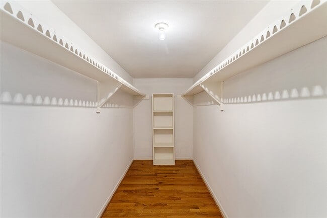 Building Photo - 359 N Post Oak Ln