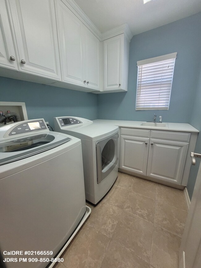 Building Photo - Riverside 3 Bedroom Home