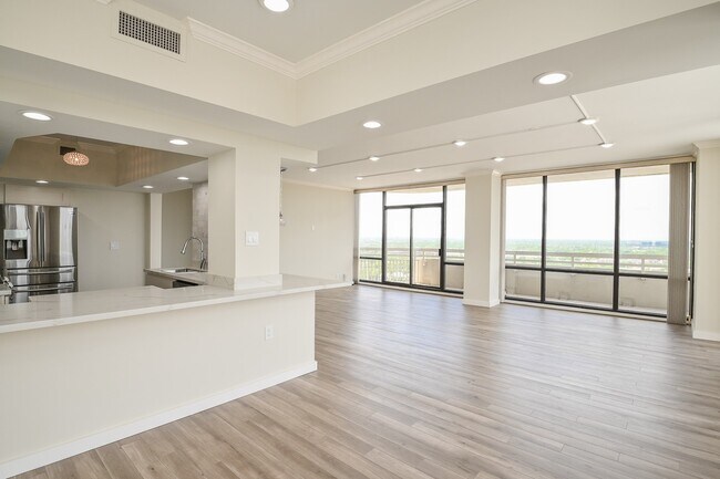 Building Photo - 15 Greenway Plz