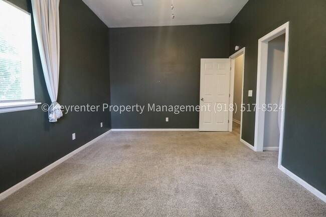 Building Photo - 1324 N Cheyenne Ave