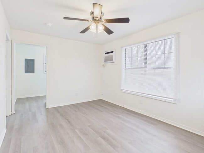 Building Photo - 1209 SW 20th Ave