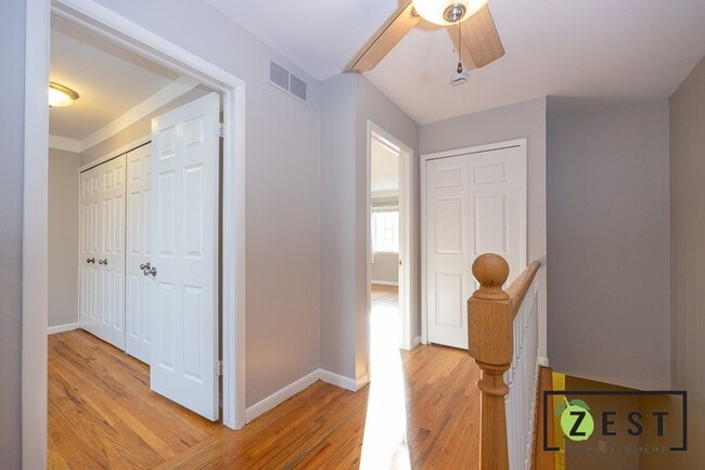 Building Photo - Beautiful 2 Bed 1.5 Bath Townhome available August 15th!