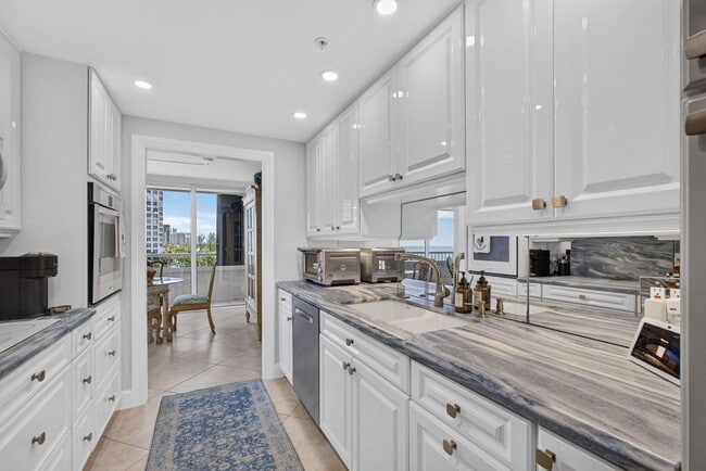 Building Photo - 5280 N Ocean Dr