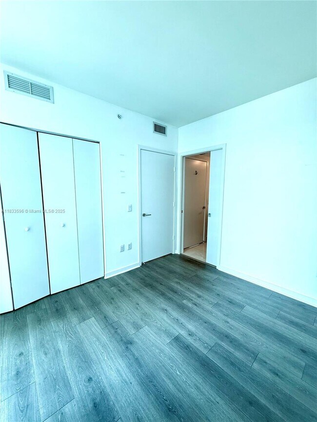 Building Photo - 1100S S Miami Ave