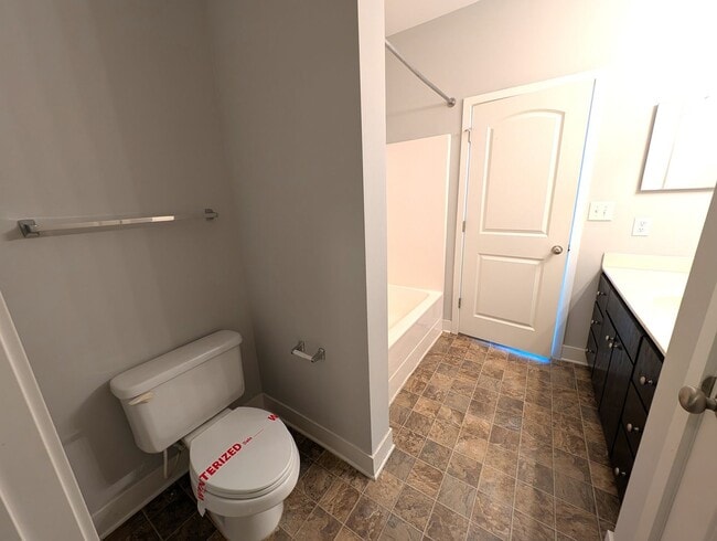 Building Photo - Beautiful, 3 bed, 2 bath Townhome Located ...