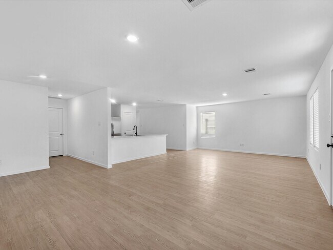 Building Photo - 25433 Carnation Ct