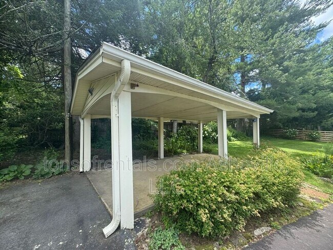 Building Photo - 900 Hebron Rd