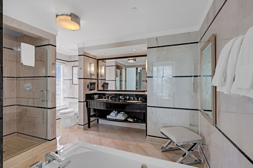 Building Photo - 4385 Collins Ave