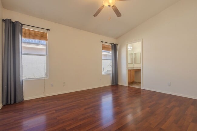 Building Photo - 3 Bedroom 2 Bathroom