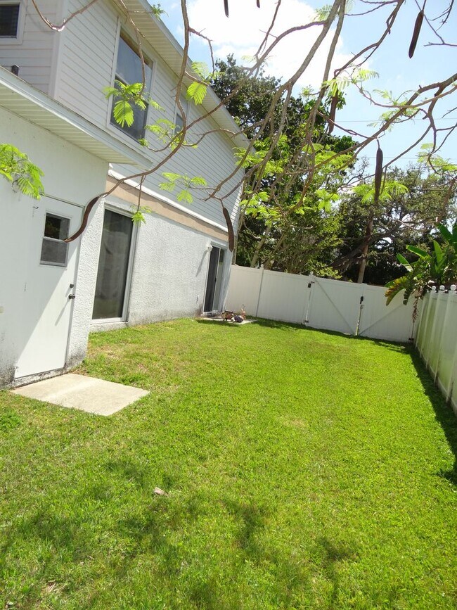 Building Photo - 2 bed 2.5 bath home only 1.5 miles to the ...