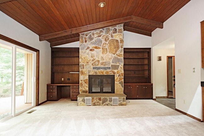 Building Photo - One-Level Living in Gated Lake Monticello