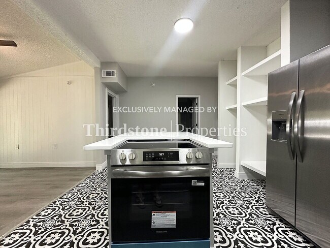 Building Photo - 856 W Palm Ave