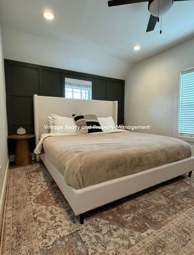 Building Photo - Available Soon! Charming Updated 2 Bed / 2...