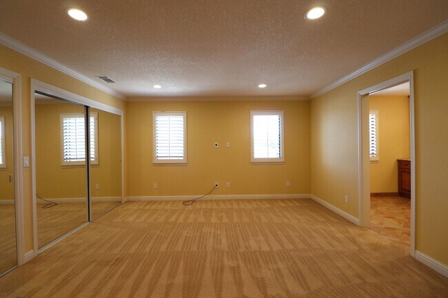 Building Photo - Beautiful Executive Home on the Golf Course