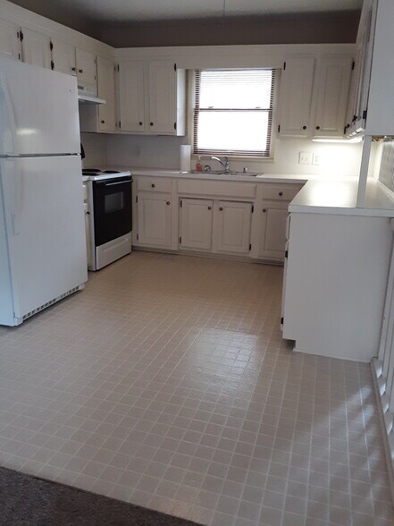 Kitchen - 501 N May Ave