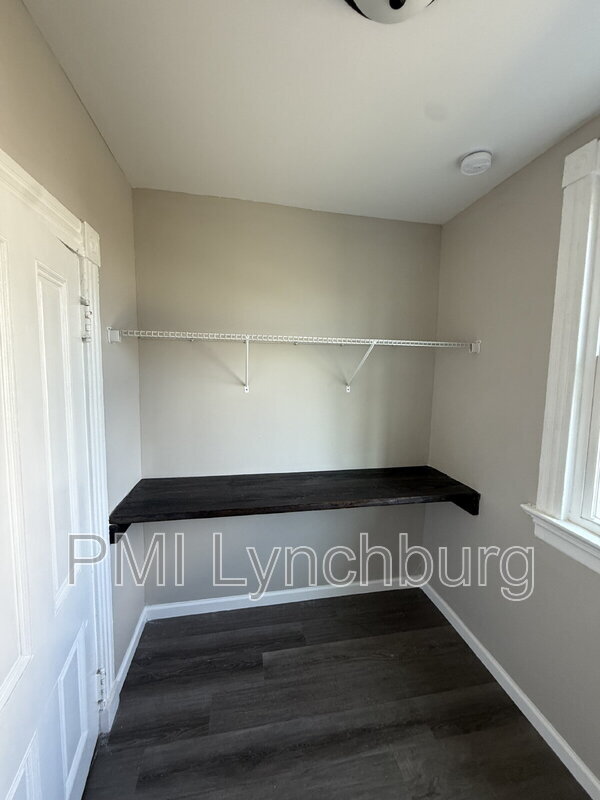 Building Photo - 922 Floyd St