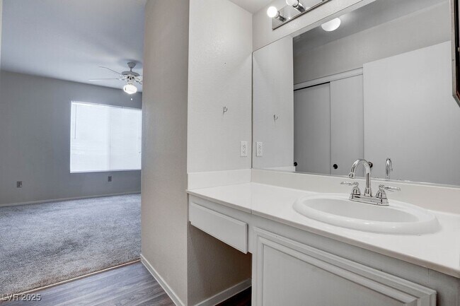 Building Photo - 8070 W Russell Rd