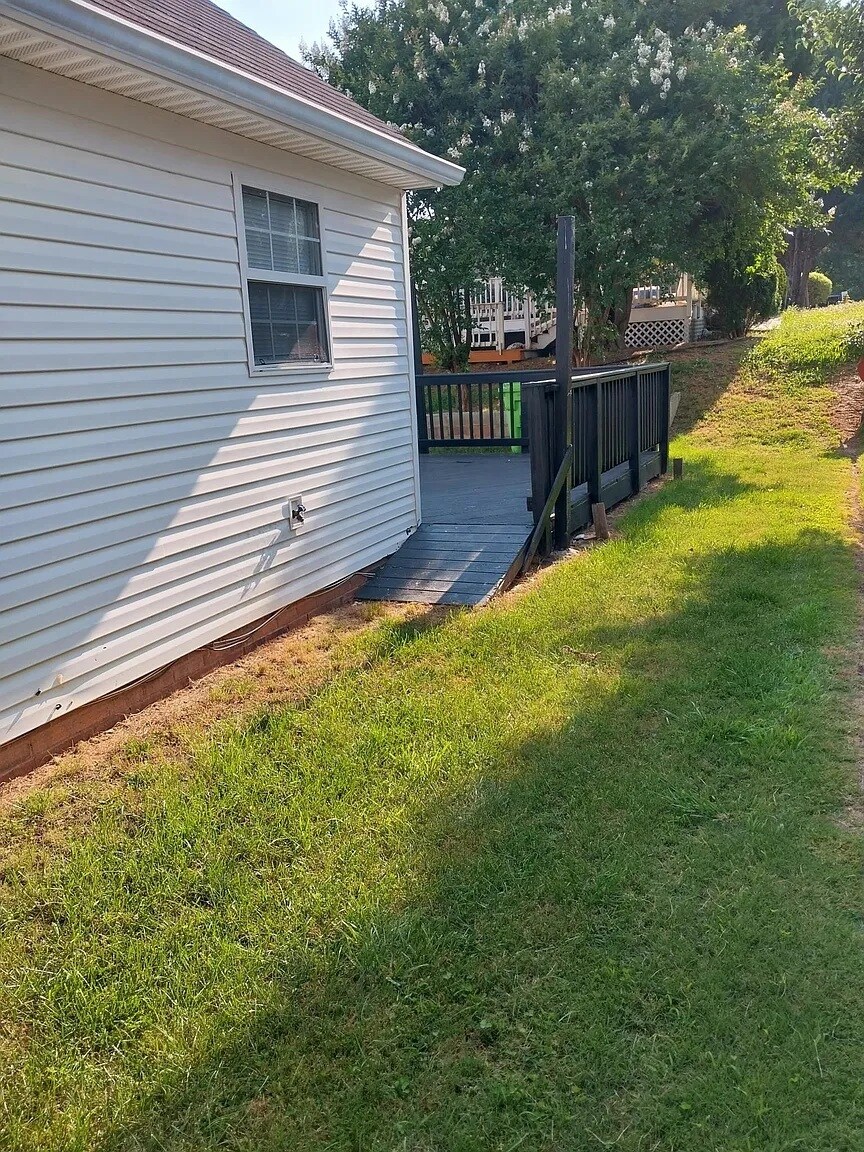 Building Photo - 1716 Pebble Ridge Dr