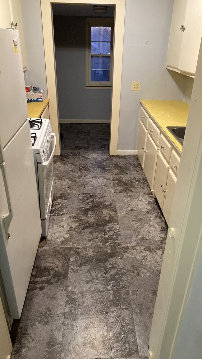 Building Photo - 947 Center Point Rd NE