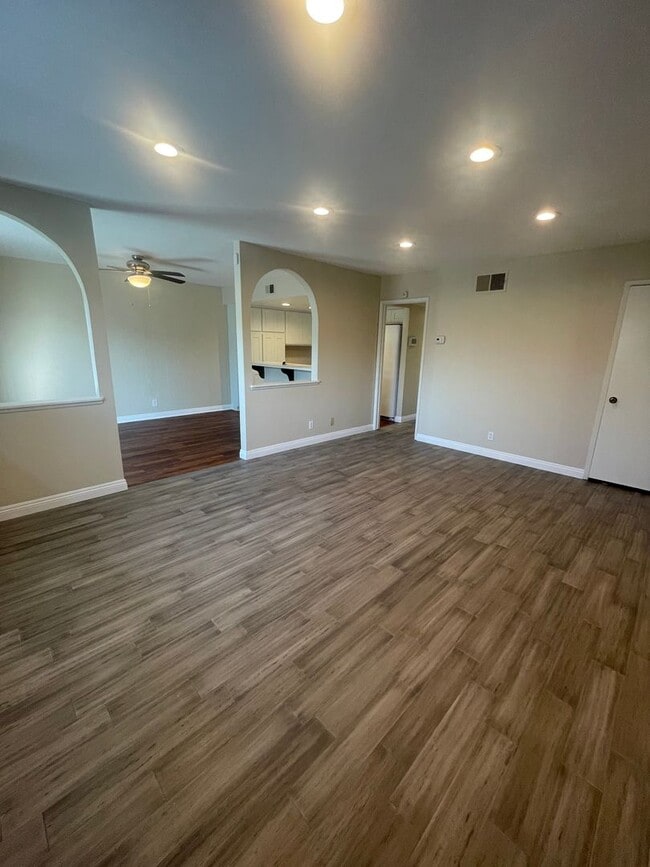 Building Photo - 3 Bed, 2 Bath Tanglewood For Rent- Single Story w/ Garage and AC!