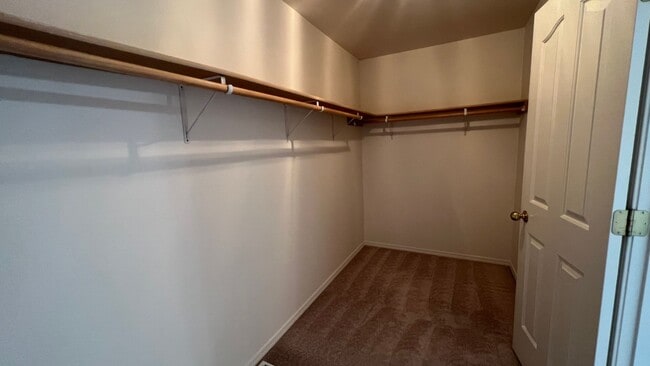 Building Photo - (3) Bedroom, (2) Bathroom Townhouse in Ind...