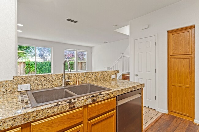 Building Photo - Modern 4 Bed Home with Office, AC, Garage,...
