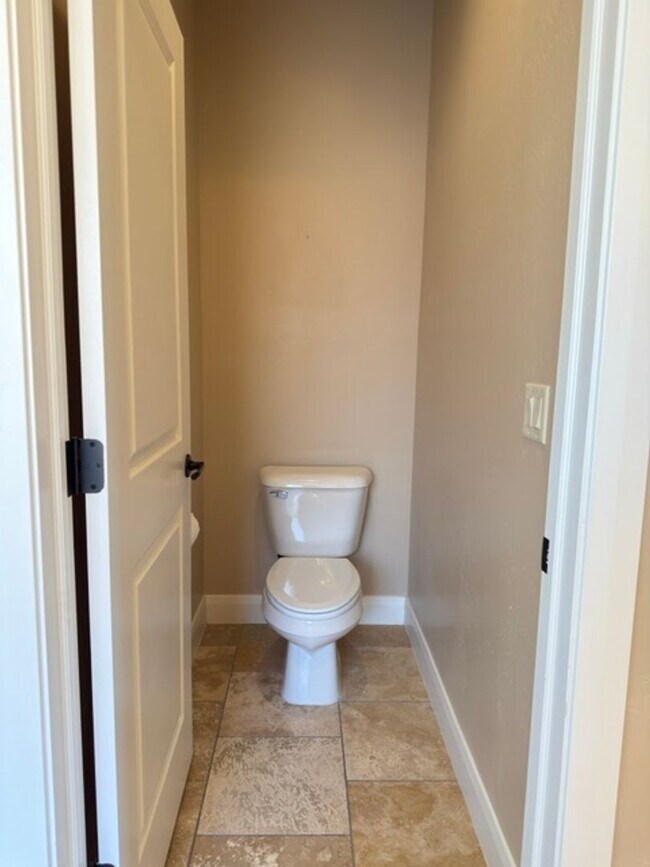 Building Photo - Gorgeous 6 Bedroom Home in Washington!