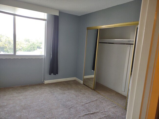 Building Photo - Marvellous Two Bedroom Condo With Perks!