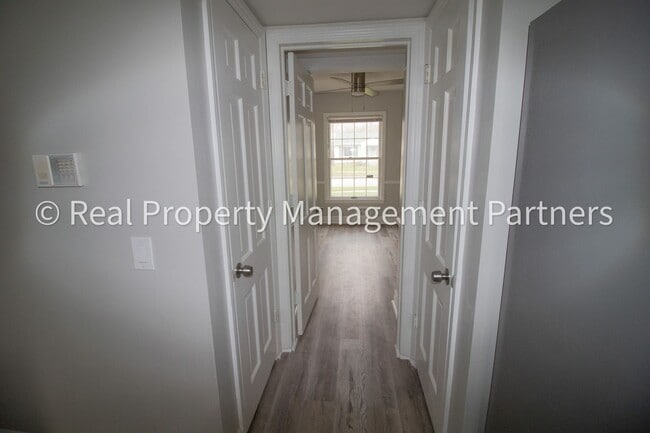 Building Photo - 1 Room for Rent in a 6-Bedroom Student Hom...