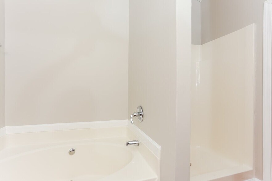 Building Photo - 7470 Royale Ct