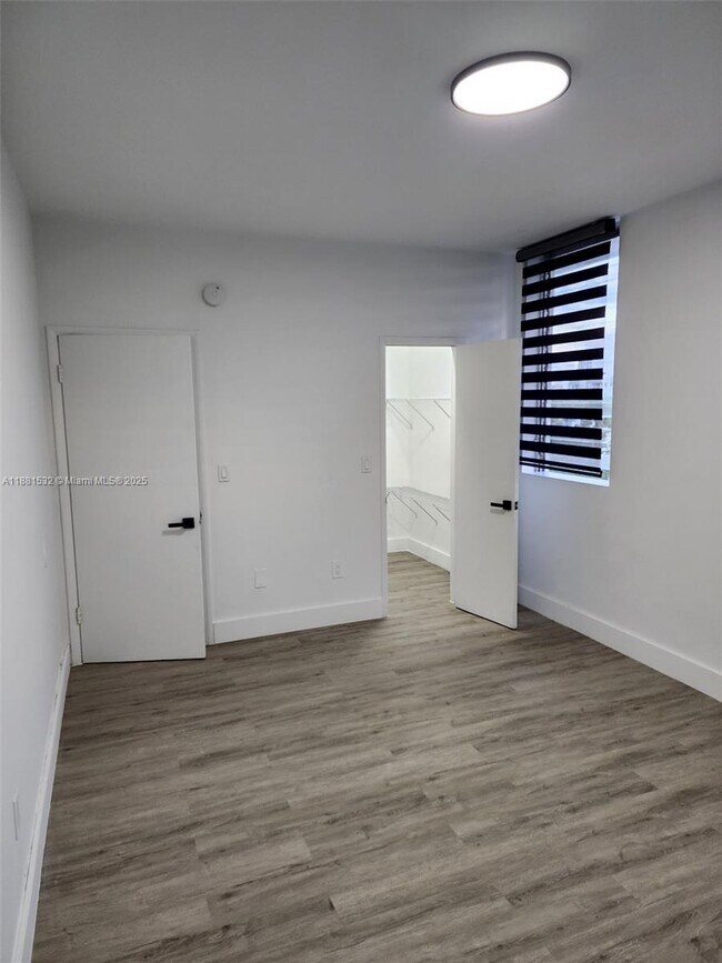 Building Photo - 2101 Normandy Dr