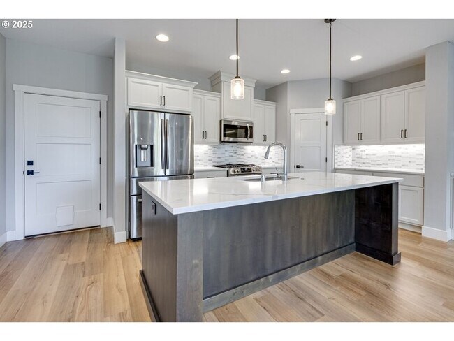 Building Photo - 10902 NE 119th Pl