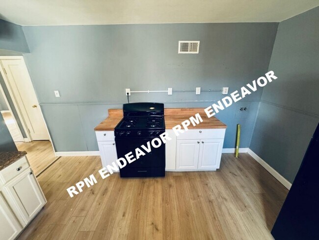 Building Photo - 2-Bed Home with Flex Room + New Appliances!