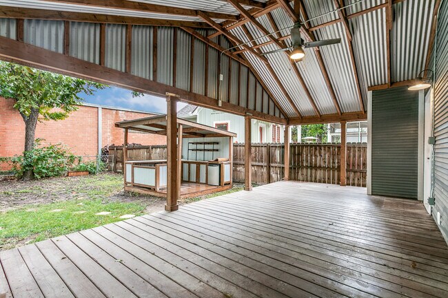 Building Photo - 326 Simon St