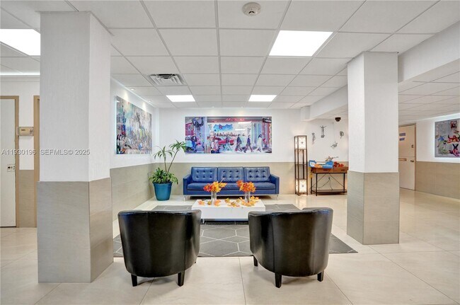 Building Photo - 4164 Inverrary Dr