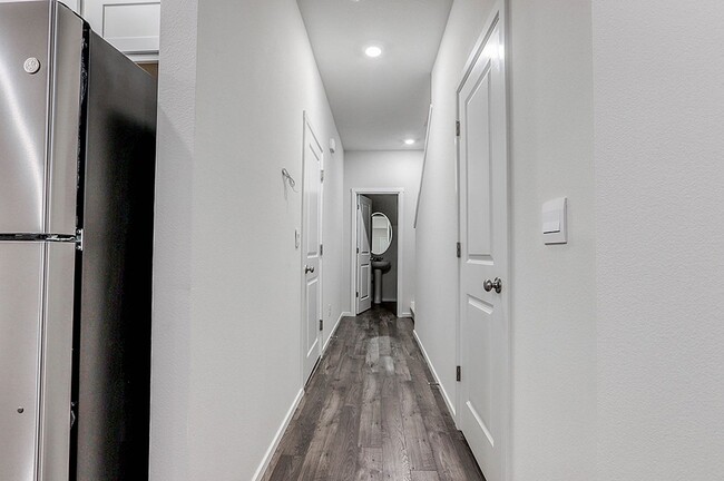 Building Photo - 3 Bedroom 2.5 Bathroom Home with Beautiful Finishes!!