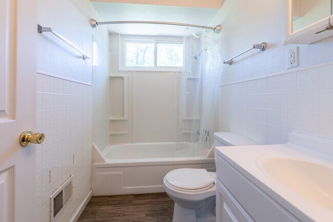 Bathroom - 1681 Lonedell Rd