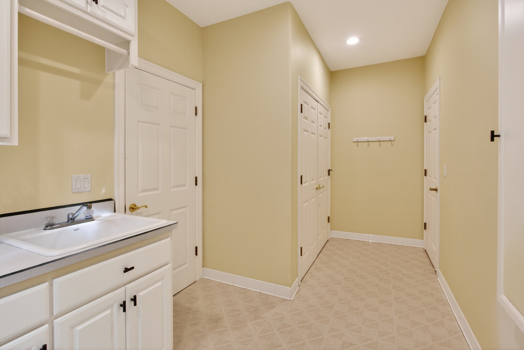 Building Photo - 1645 SE Oak Shore Ln